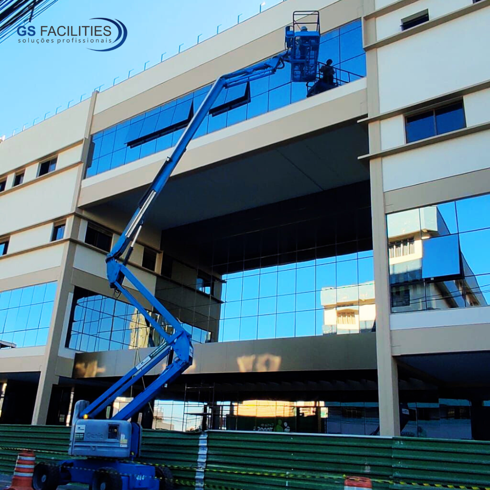 Funcionário da GS Facilities fazendo Limpeza Industrial Técnica